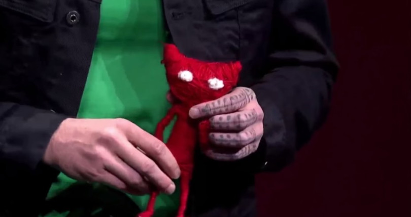 Photo de la poupée Yarny, héros d'Unravel.