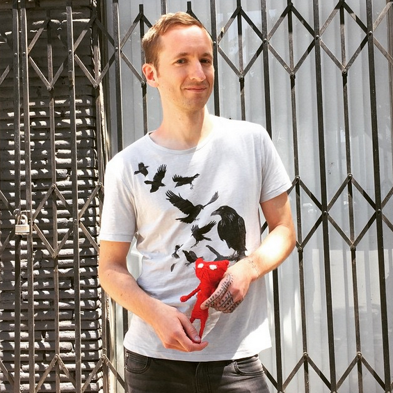 Portrait de Martin Sahlin, créateur d'Unravel, et de la poupée Yarny.